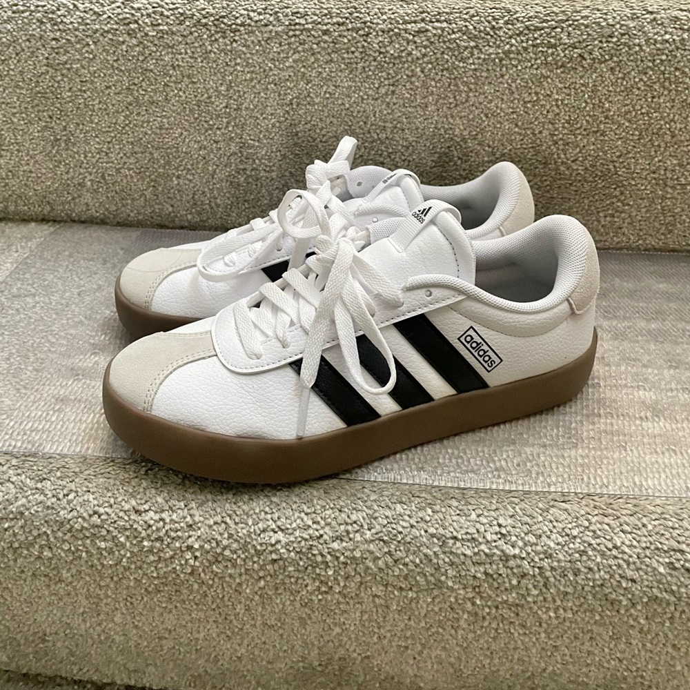 Adidas LV court sneaker. Womens 8